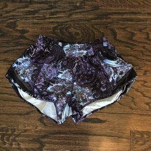 Lululemon Hotty Hot Short, EUC, Size 6 💙